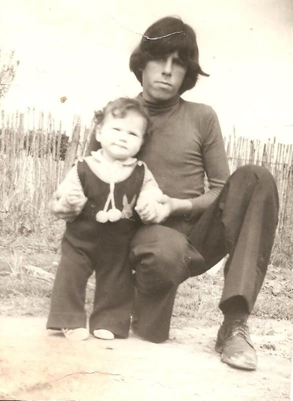 Foto antiga de adulto e criança antes da restauração